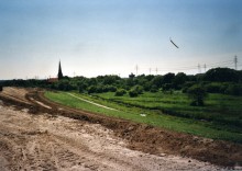 Spülfeld und Kirche Altenwerder 2004, Foto: A. Schreiber